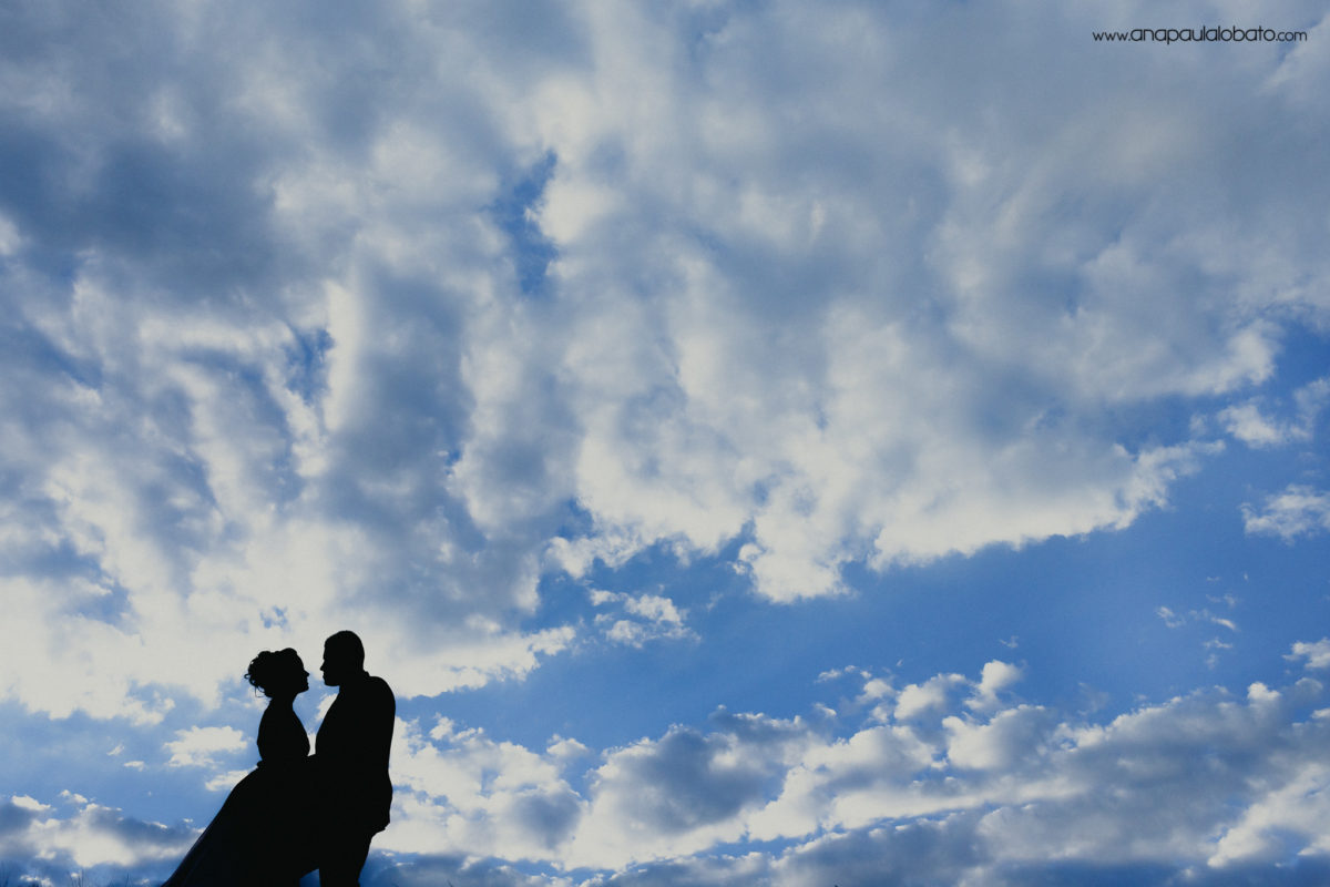 noivos e céu lindo com nuvens