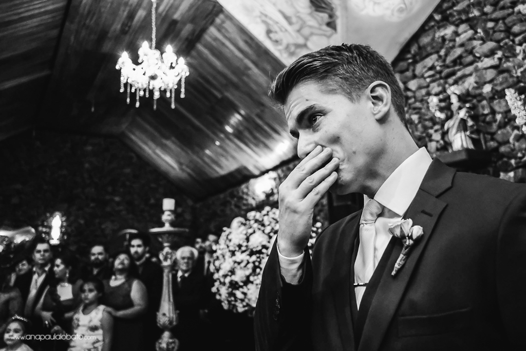 noivo se emociona ao ver a noiva