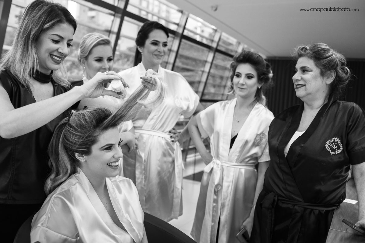 Braut, die zur Hochzeit fertig wird