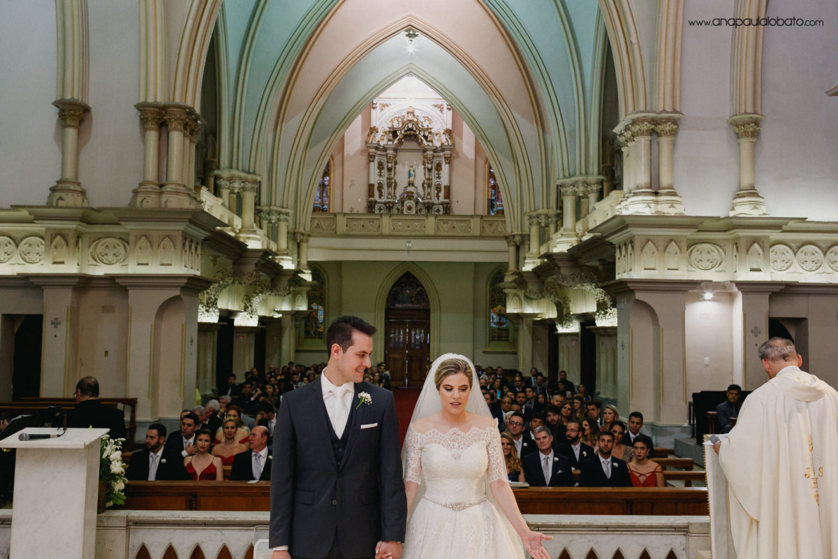wunderschöne klassische Hochzeit in der Kirche