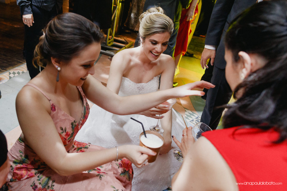 Braut Spaß tanzen in ihrer Hochzeit