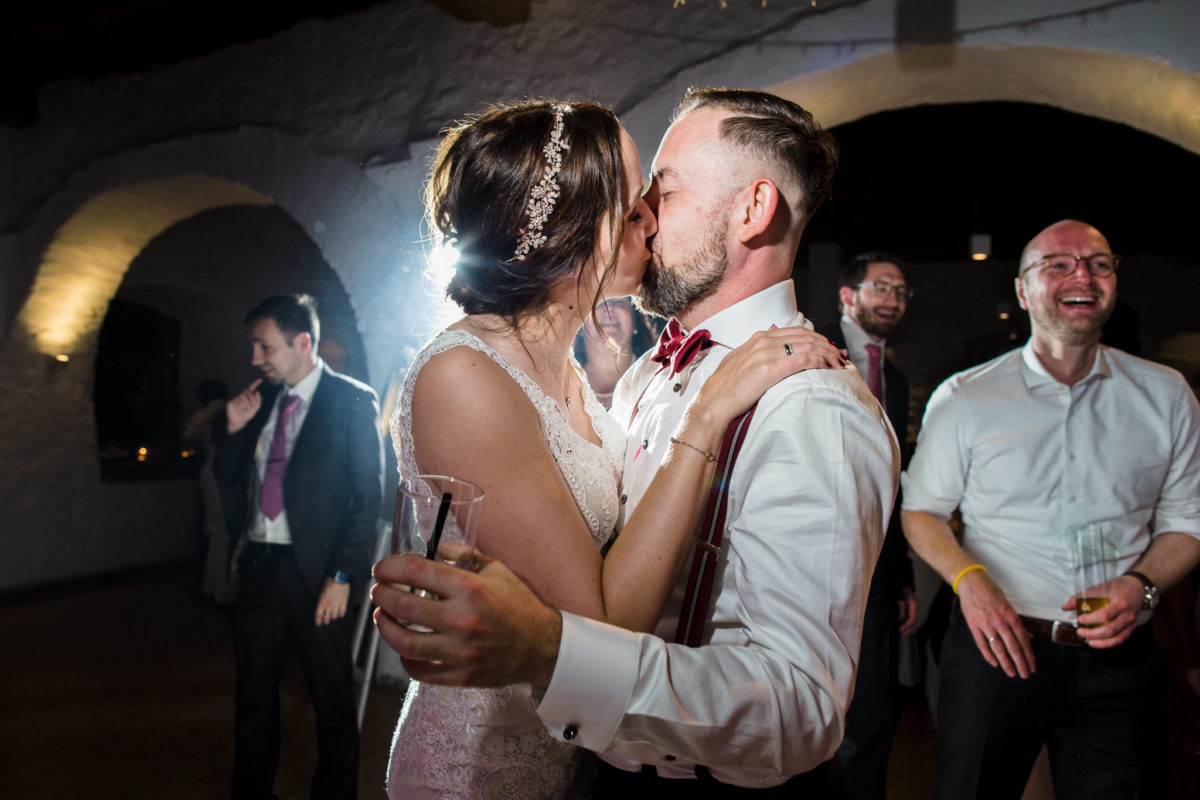 Hochzeitspaar Kuss im Schloss Ehrenfels