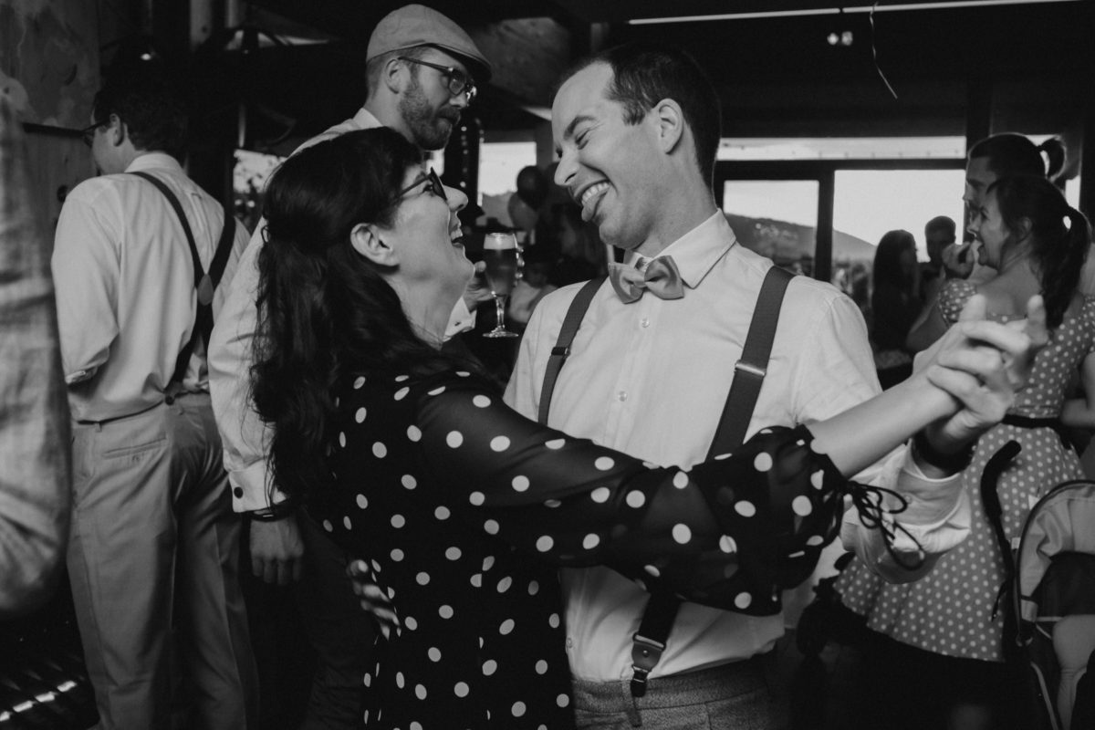 glücklicher Tanzmoment bei der Hochzeit