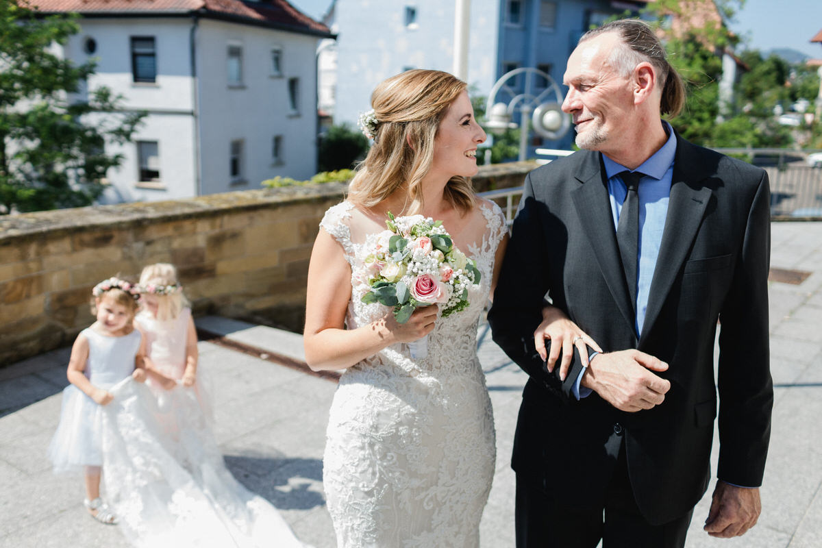 Braut schaut fröhlich zum Vater