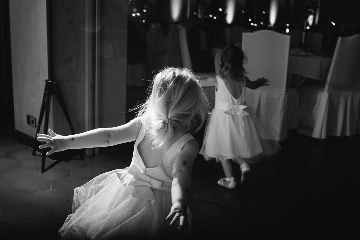 Kinder laufen bei einer Hochzeit