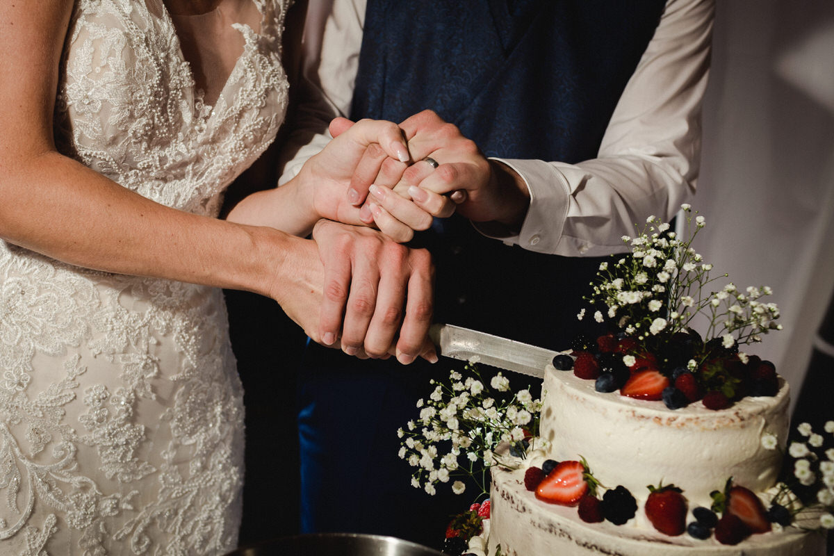 Anschneiden der Hochzeitstorte