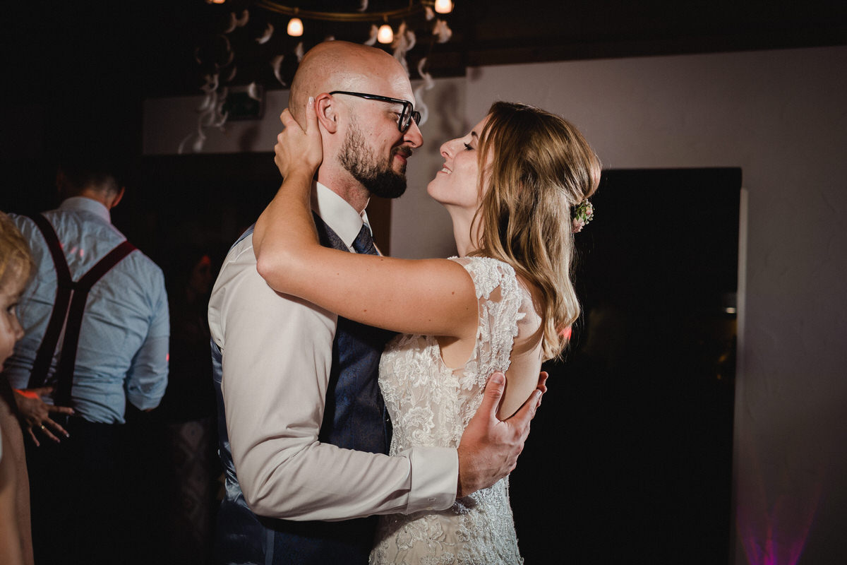 Paar tanzt an ihrem Hochzeitstag