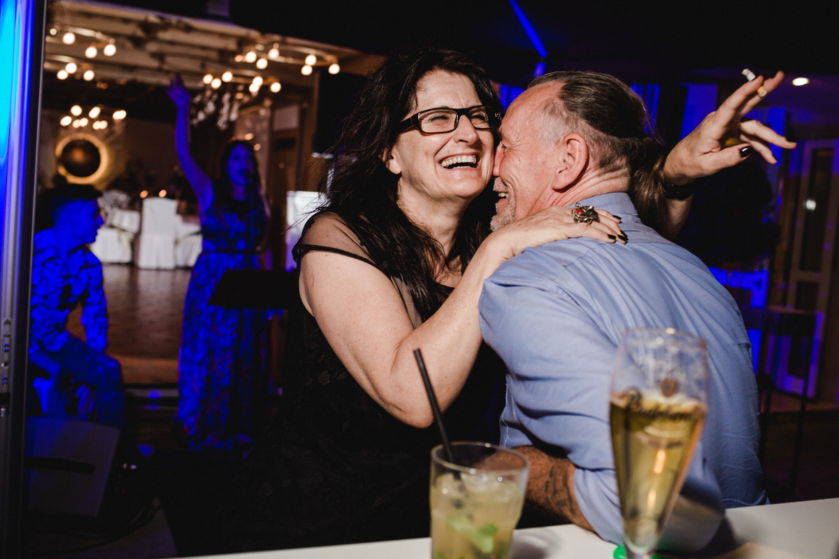 Lachende Gäste bei einer Hochzeit