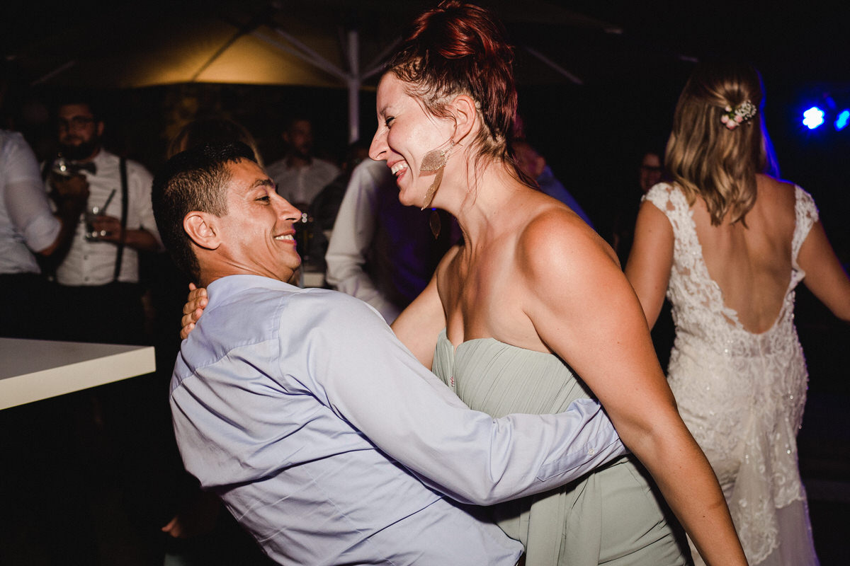 tanzende Gäste bei einer Hochzeit
