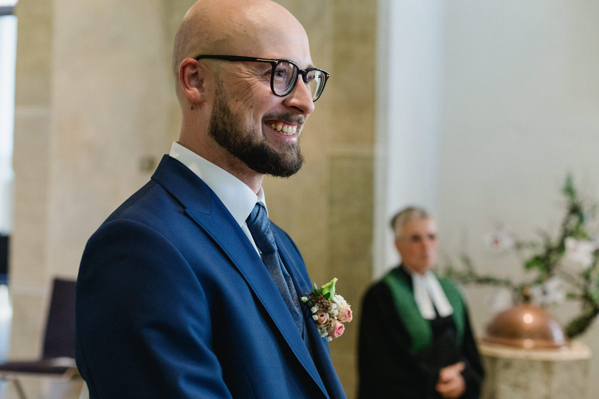 Bräutigam lächelt Braut an